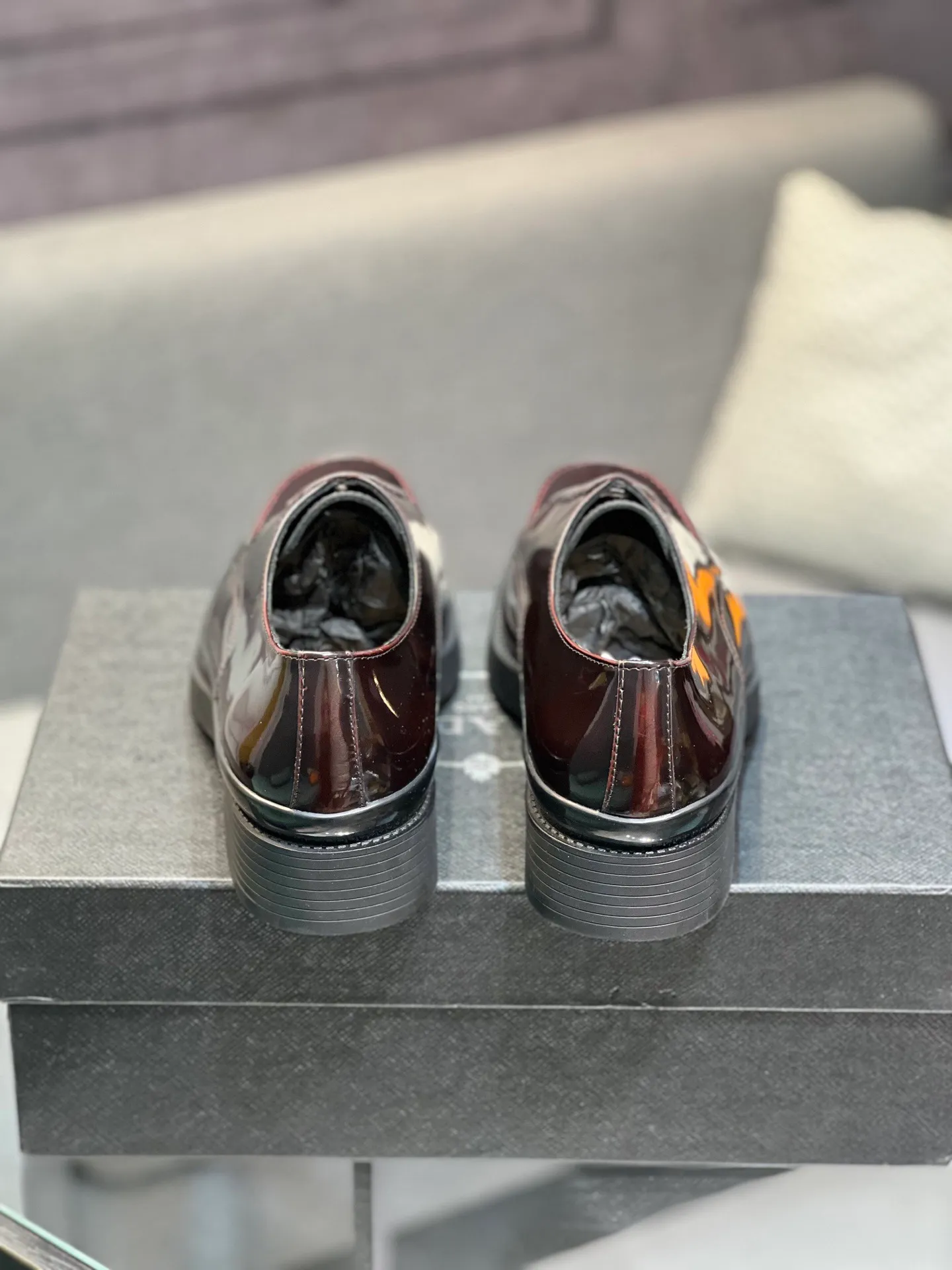 Men's clothing and shoes 💰860 Prada/Prada's new glossy leather loafers are made of open-edge beaded uppers imported from Italy, slip-on loafers style, large piece splicing design, durable and non-deforming, heavy-duty construction, exquisite mark stitching, same material ribbon decoration, blending classic and modern styles, lining with dyed calfskin, standard PRADA logo cowhide feet, original ultra-light matte texture and embossed leather outsole, light and not tired, excellent shock absorption effect, full foot comfort! Size: 39-44 (customized at 38.45)